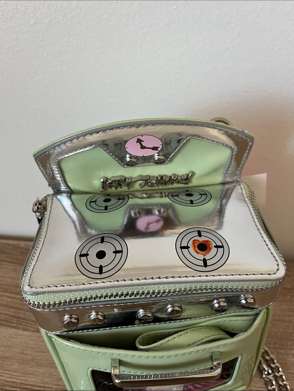 Bake It Like Betsey Johnson Mint Green Oven Novelty Crossbody Bag - Picture 3 of 9
